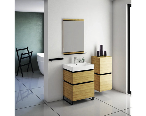 Salle de bain avec meuble sous-lavabo, miroir et porte-serviettes