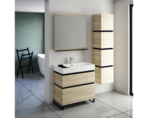 Badezimmer mit Waschtisch, Spiegel und Hochschrank in Holzoptik