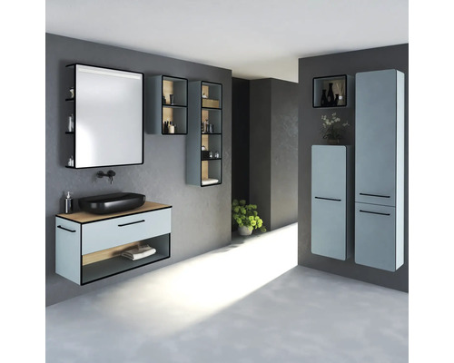 Salle de bain moderne avec meuble-lavabo, miroir, étagères et armoires hautes dans un design clair et spacieux.