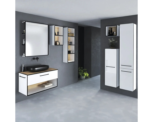 Salle de bains moderne avec lavabo, miroir, armoires suspendues et espace de rangement