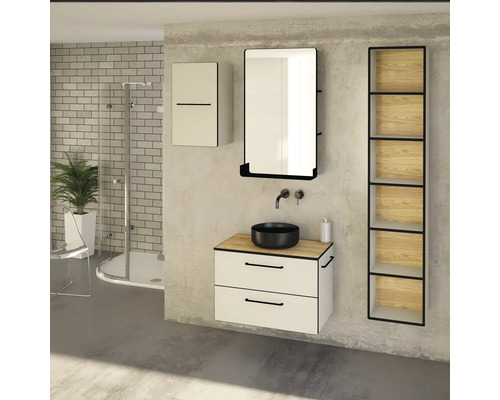 Salle de bain moderne avec meuble-lavabo, armoire de toilette et étagère