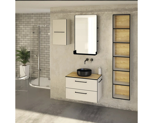 Salle de bains avec meuble-lavabo, miroir, armoire haute et étagère