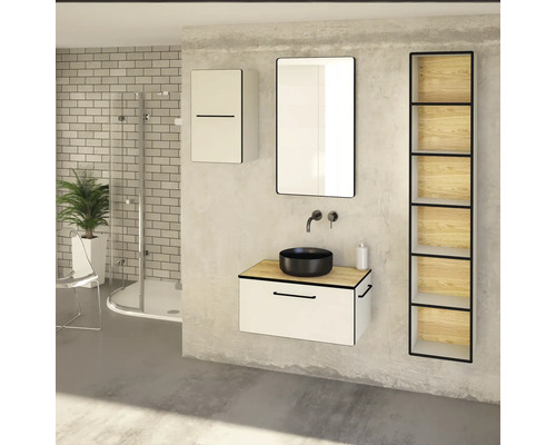 Badezimmer mit Waschtisch, Spiegel, Hängeschrank und Regal
