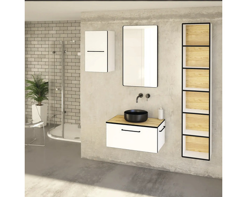 Modernes Badezimmer mit Waschtisch, Spiegel, Hängeschrank und Regal
