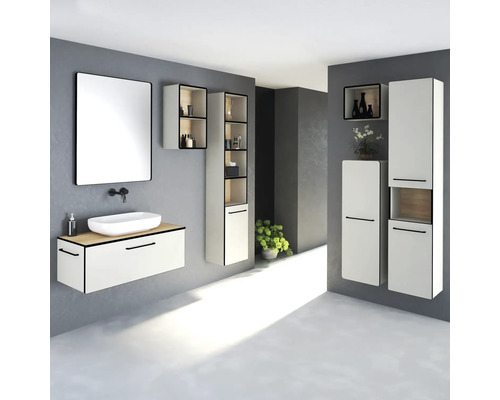 Salle de bains avec meuble-lavabo, armoire de toilette et armoires hautes pour accessoires de salle de bains