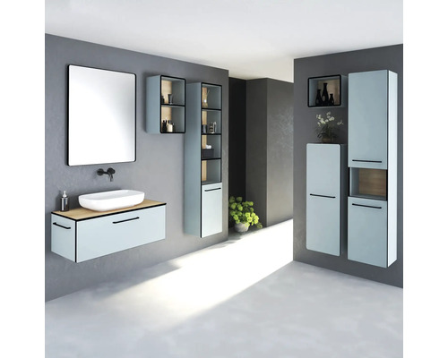 Salle de bains moderne avec lavabo, miroir, armoires suspendues et étagères pour produits de salle de bains