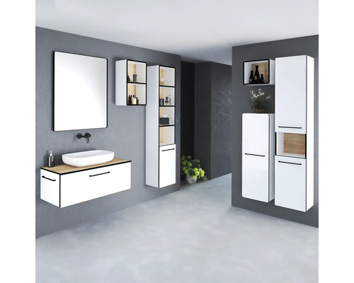 Salle de bains moderne avec lavabo, miroir et diverses armoires pour le rangement.