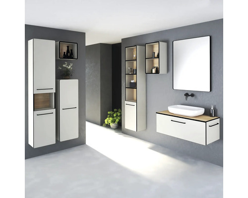 Modernes Badezimmer mit weißen Waschtischunterschränken, Spiegelschrank und Regalen.