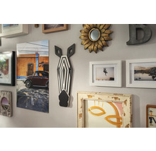 Wanddekoration mit Bilderrahmen, Spiegel und Zebra Kopf
