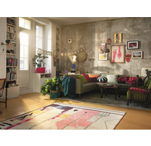 Wohnzimmer mit Sofa, Teppich, Dekoration und Geburtstagsgirlande