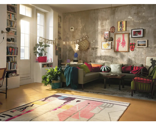 Wohnzimmer mit Sofa, Teppich, Dekoration und Geburtstagsgirlande