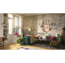 Wohnzimmer mit Ecksofa, Dekorationsartikeln und Geburtstagsdekoration