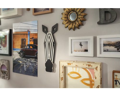 Wanddekoration mit verschiedenen Bildern und Dekorationselementen
