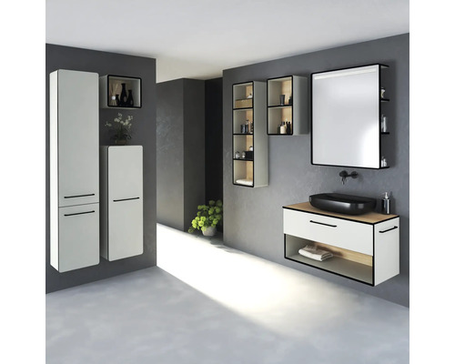 Salle de bains avec meuble sous-lavabo, armoire de toilette et armoires hautes