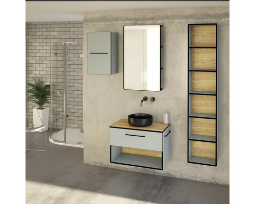 Salle de bain avec meuble-lavabo, miroir, armoire suspendue et étagère