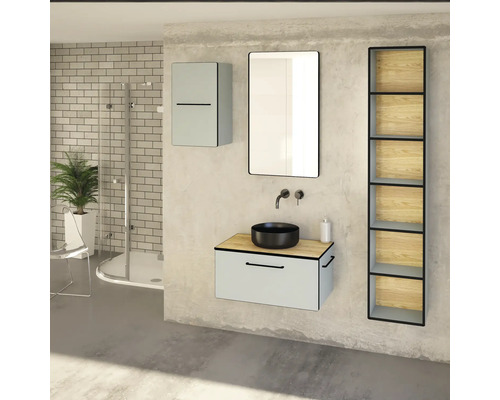 Salle de bains avec meuble-lavabo, miroir, armoire suspendue et étagère