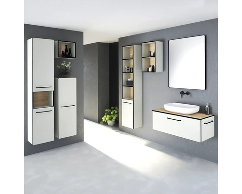 Salle de bains moderne avec lavabo, miroir et meubles de salle de bains blancs