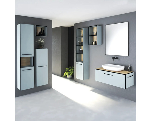 Salle de bains moderne avec lavabo, miroir et armoires suspendues dans un design lumineux.