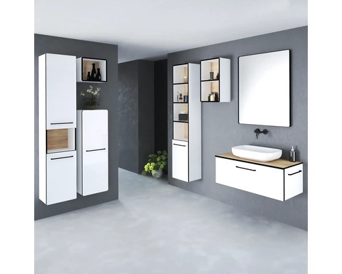Salle de bain moderne avec meubles blancs, lavabo, armoire de toilette et armoires hautes pour accessoires de salle de bain