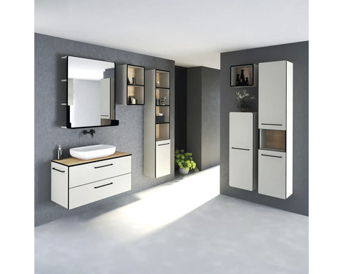 Salle de bain moderne avec lavabo, miroir, armoires hautes et étagères pour une ambiance organisée