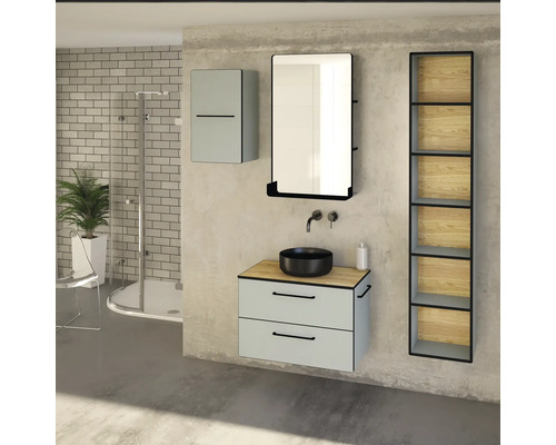 Salle de bains avec lavabo, miroir, armoire de toilette et étagère