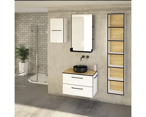 Salle de bain moderne avec lavabo, miroir, armoire et étagère.