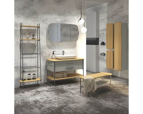 Modernes Badezimmer mit Waschtisch, Spiegel, Regal und Sitzbank.