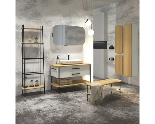 Salle de bains avec meuble-lavabo, miroir, étagère, banc et décoration dans un design clair