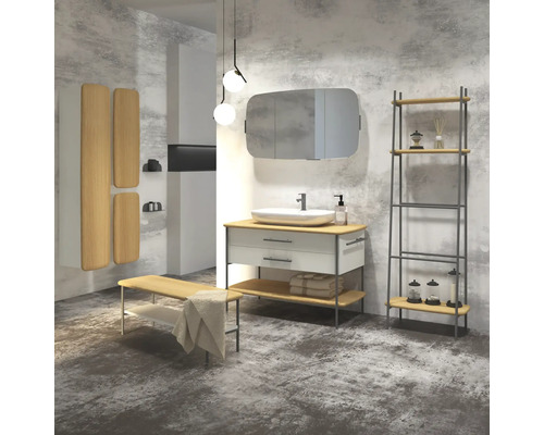 Salle de bains moderne avec meuble-lavabo, miroir, étagère et banc.