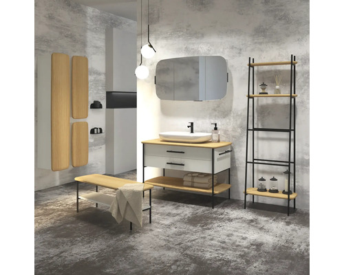 Badezimmer mit Waschtisch, Spiegel, Regal und Bank