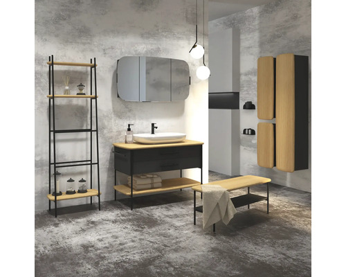 Modernes Badezimmer mit Waschtisch, Regal, Spiegel und Sitzbank.