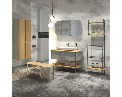 Badezimmer mit Waschtisch, Spiegel, Regal und Bank im modernen Design.