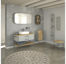 Salle de bains avec meuble-lavabo, miroir, étagères et tapis rond.