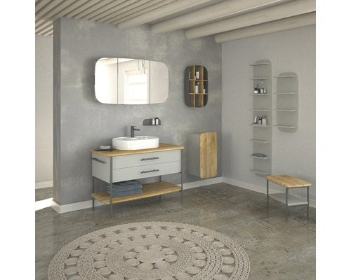 Salle de bains avec meuble-lavabo, miroir, étagères et tapis rond.