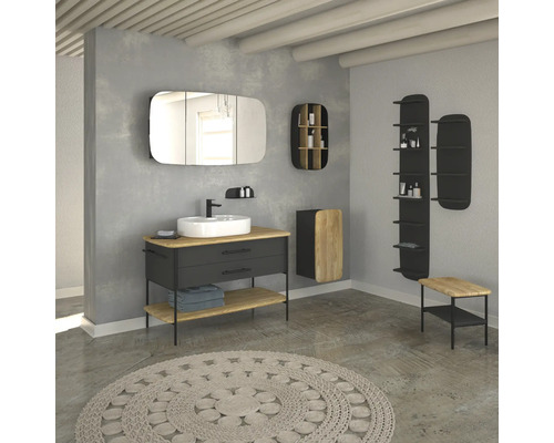 Badezimmer mit Waschtisch, Spiegel, Hocker und Regalen