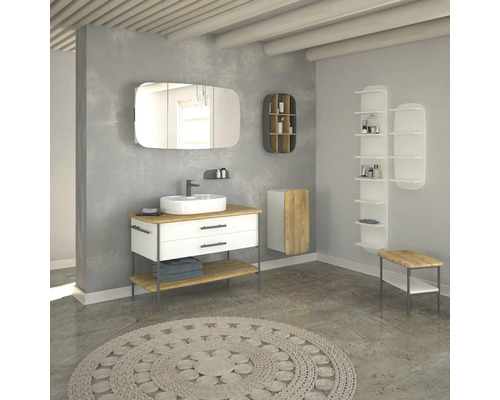 Salle de bains lumineuse avec meuble-lavabo, miroir, étagères et tapis rond