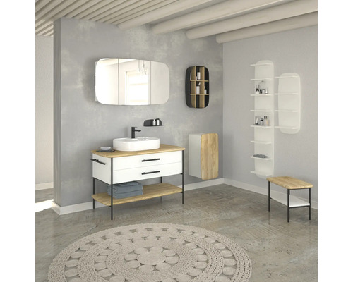 Salle de bain lumineuse avec lavabo, miroir, étagères et tapis rond