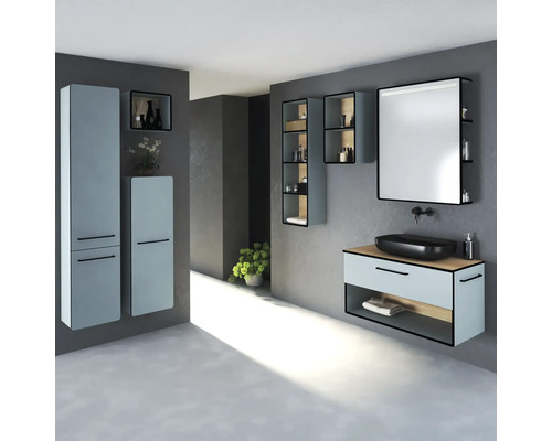 Salle de bains avec lavabo, miroir, armoires suspendues et étagères dans une teinte claire