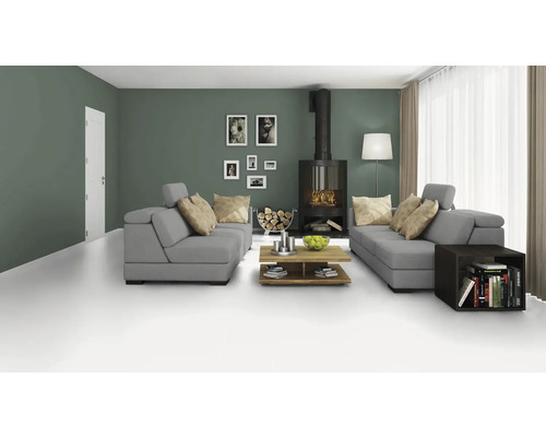 Salon avec canapés gris, cheminée et table en bois