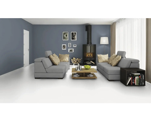 Salon avec canapés gris, cheminée et table en bois