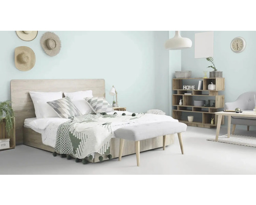 Chambre claire avec lit, table de chevet, étagère et banc