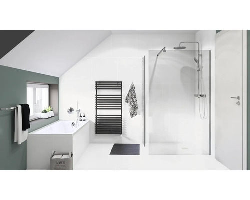 Badezimmer mit Badewanne, Dusche, Handtuchwärmer und Accessoires