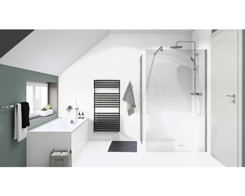 Salle de bain avec baignoire, douche, radiateur et accessoires sous pente de toit