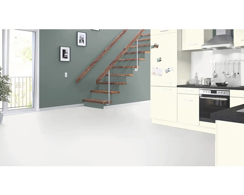 Vue intérieure avec escalier, porte et kitchenette