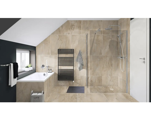 Helles Badezimmer mit Badewanne und Dusche unter einer Dachschräge