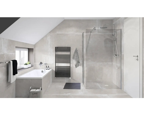 Badezimmer mit Badewanne, Dusche, Heizkörper und grauen Fliesen