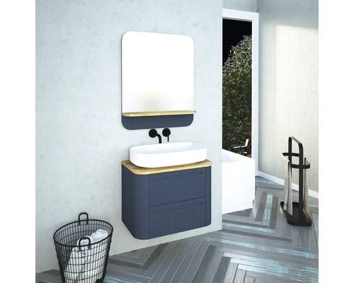 Salle de bains avec lavabo, miroir, meuble sous-vasque, baignoire et panier à linge