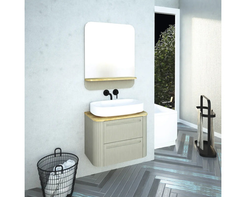 Salle de bains avec meuble sous-lavabo, miroir et panier à linge