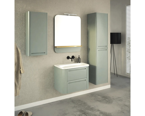 Badezimmer mit Waschbeckenunterschrank, Spiegelschrank und Hochschrank