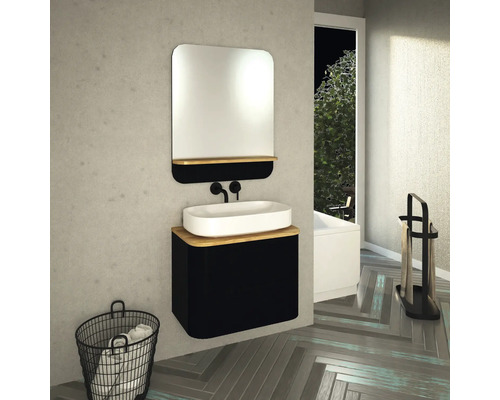 Salle de bains moderne avec lavabo, miroir et accessoires.